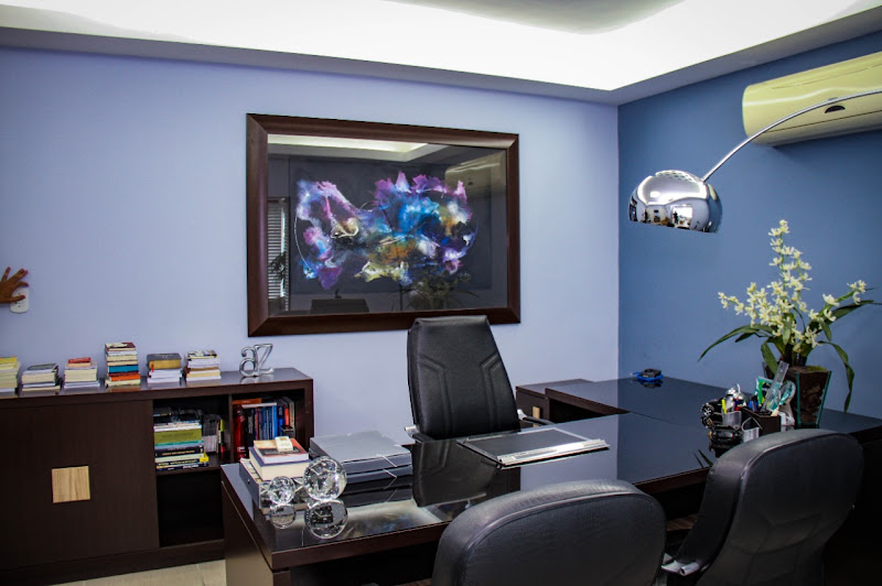 Sala de atendimento da Kadoshi — escritório com mesa de reunião e estante de trabalho