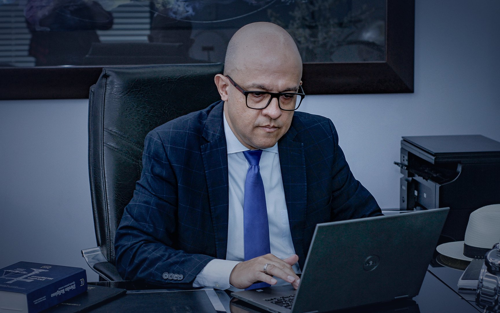 Pr. Fábio Rodrigues, diretor da Kadoshi, trabalhando no escritório