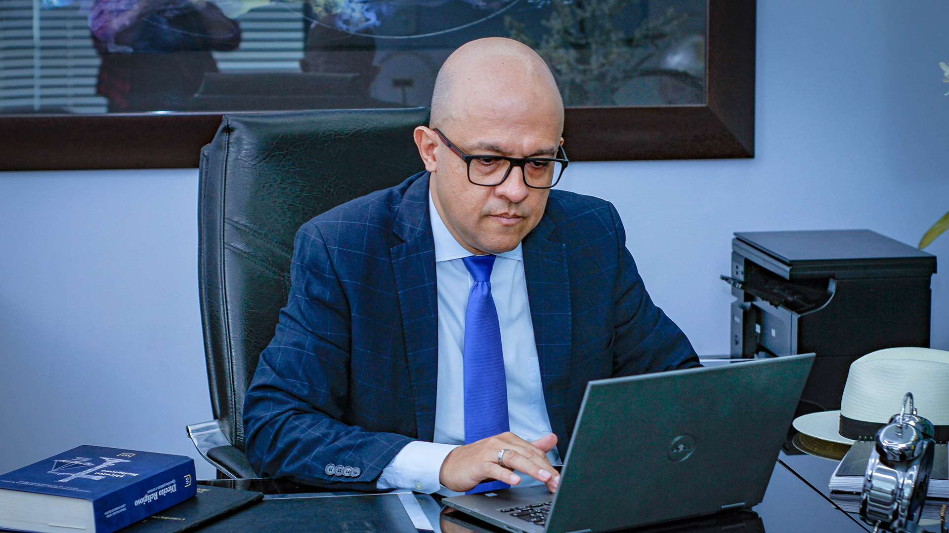 Pr. Fábio Rodrigues, diretor da Kadoshi, trabalhando no escritório